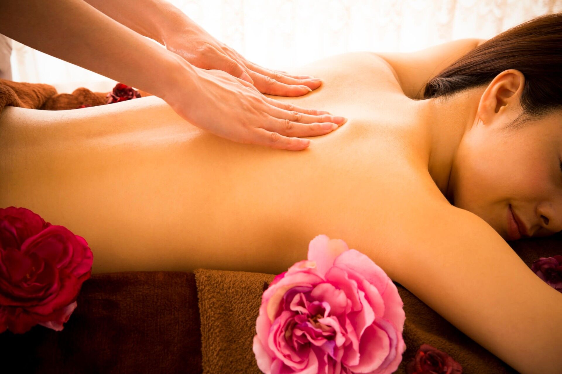 背中の施術を受ける女性